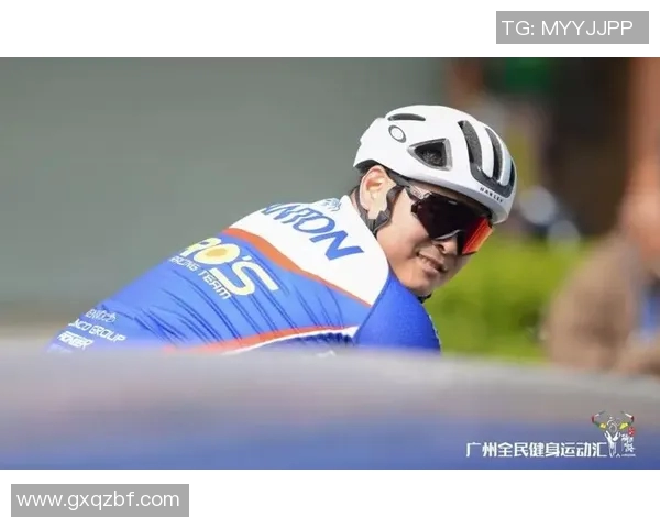 迈克足球明星广告引领潮流展现运动激情与青春活力 迈克足球明星广告引领潮流展现运动激情与青春活力